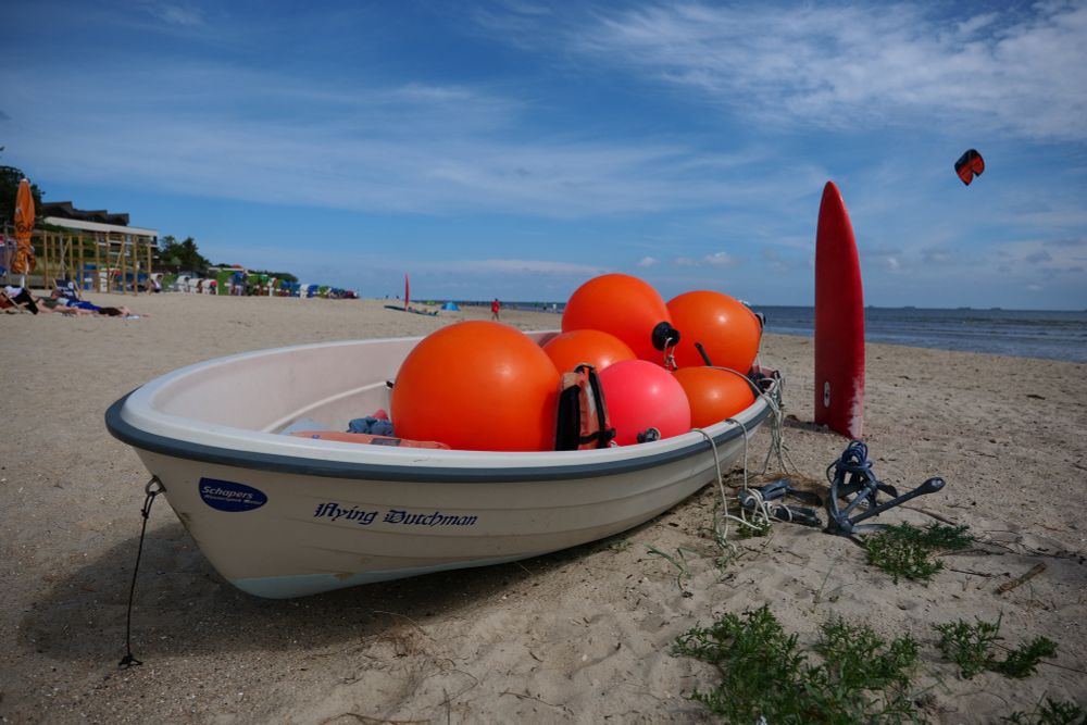 Ein Boot mit orangenen Bojen am Strand von Föhr.