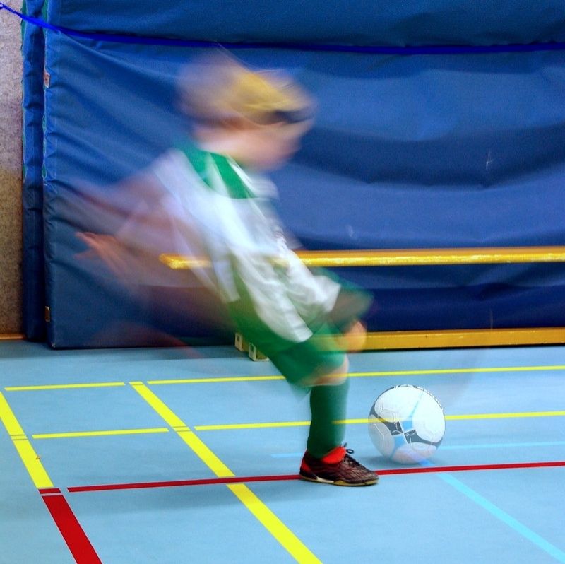 Junger Fußballer mit Bewegungsunschärfe