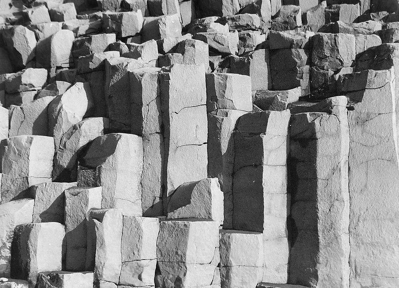 Basalt Stelen, häufig sechseckig. Graues Gestein, langsam abgekühlte Lava, Island