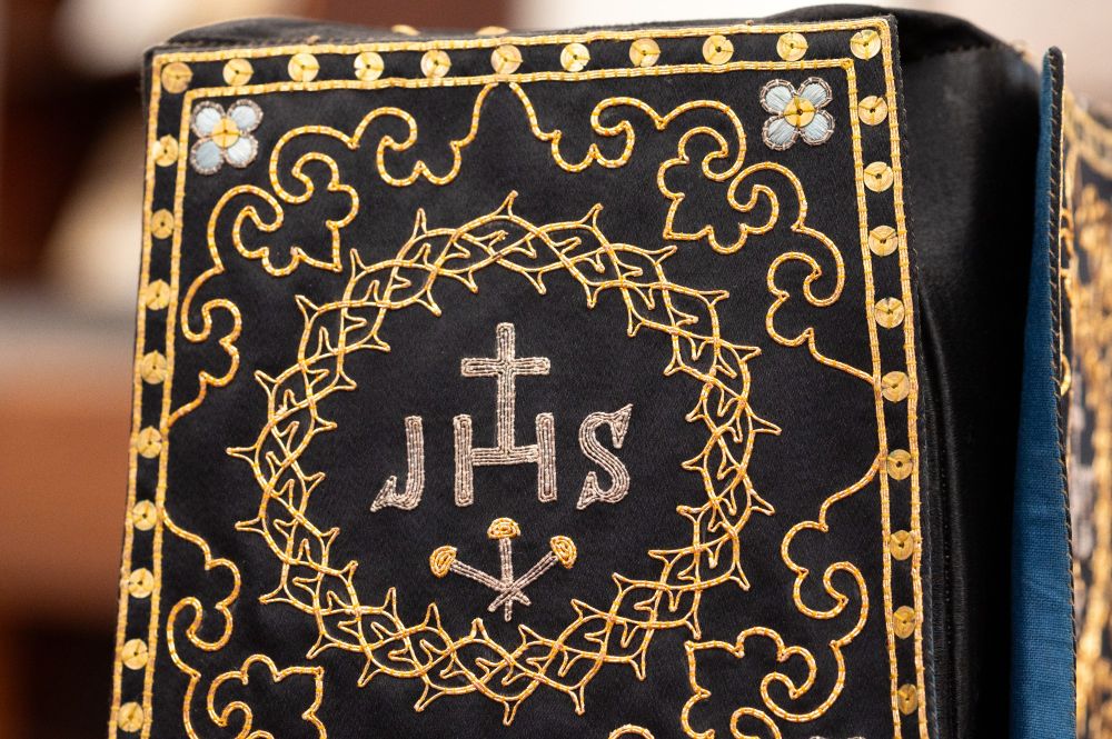 The insignia of the Society of Jesus embroidered on the jijin.