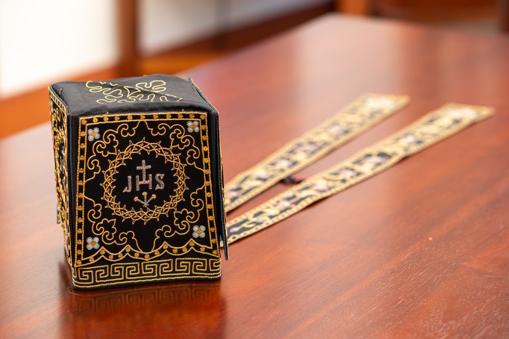 The jijin on a table.