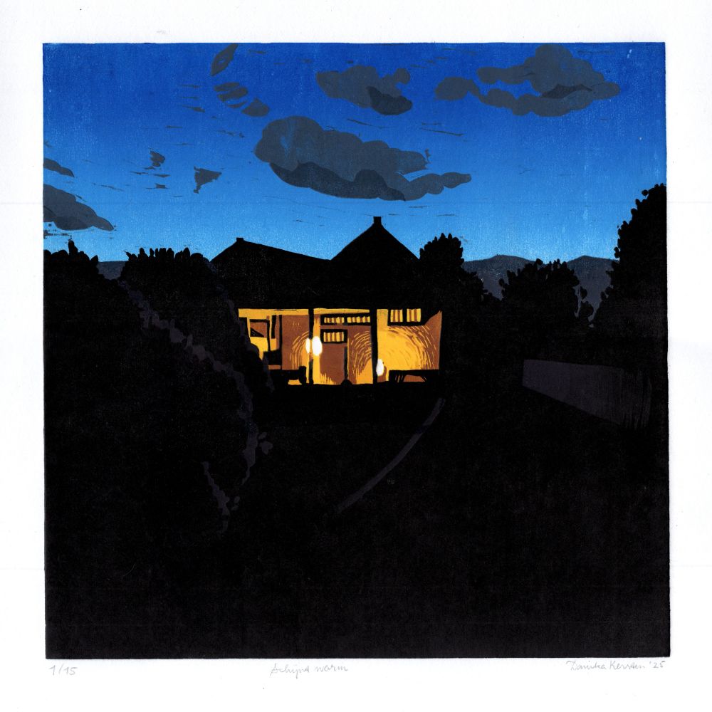A woodblock print of a restaurant at dusk. The the low building sits in the distance, by a road and surrounded by trees. It has a wide, brightly and warmly lit entrance, contrasting the cool colours of the sparsely clouded sky.