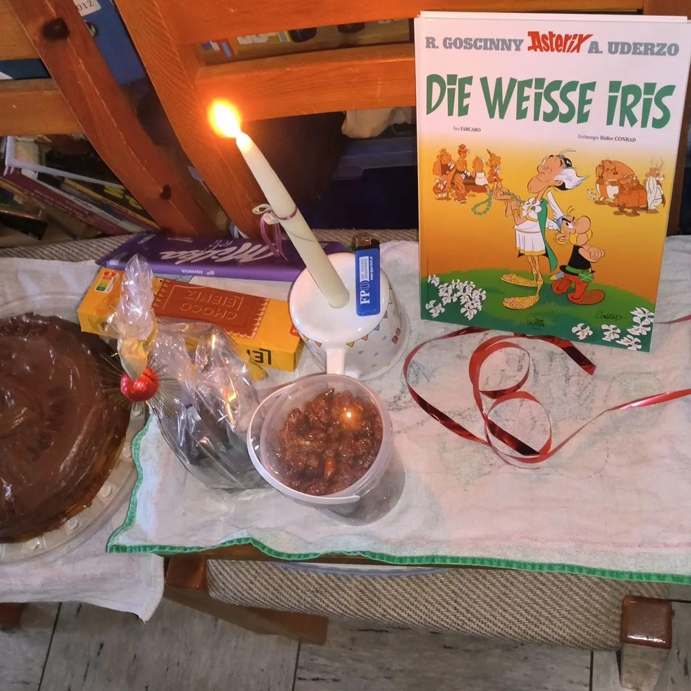 Geburtstagstisch aus 2 Stühlen und sehr viel Süßigkeiten