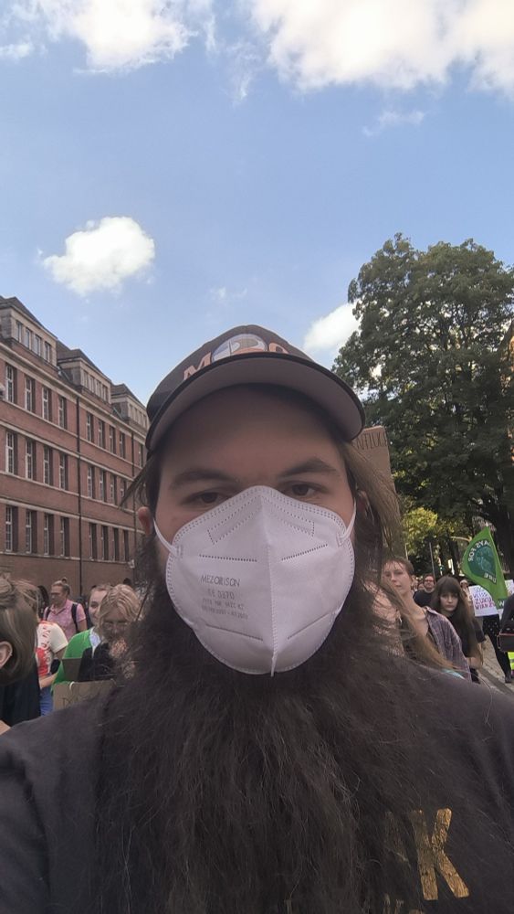 Ich mit Maske und Bart und Cappi auf einer FFF Demo