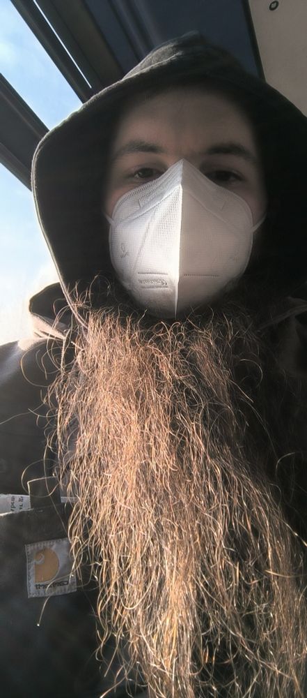 Ich mit Maske und Bart im ÖPNV
