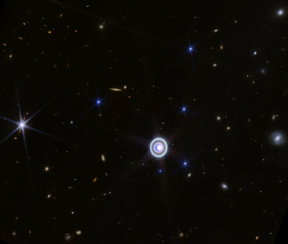 Quelle image du JWST!!
Uranus, ses anneaux, 14 de ces lunes, et des galaxies à perte de vue. On se rend vraiment compte de la profondeur de l'Univers!