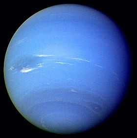 Neptune est une boule bleue presque complète, avec une ombre à droite et quelques nuages sombres ou clairs, horizontaux. J'ecris des ALT maintenant, désolé pour avant. Vous les lisez? On peut y mettre pas mal de texte. Ca va bien ?