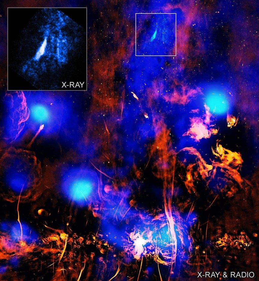 Du gaz autour du trou noir, avec des taches diffuses en bleu et des filaments entremêlés en orange 