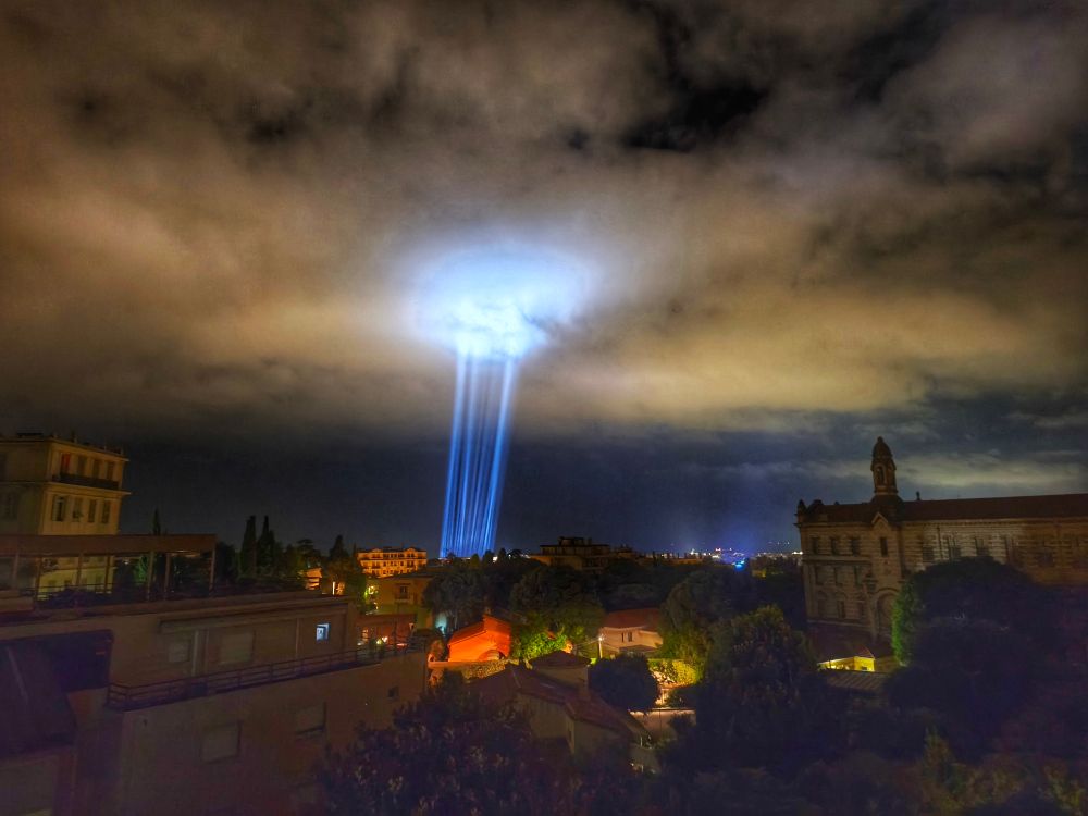 Faisceau lumineux fendant le ciel nocturne 
