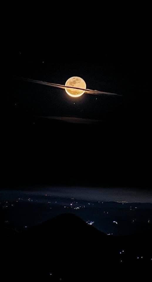 La lune avec des nuages devant, qui la font ressembler à Saturne 