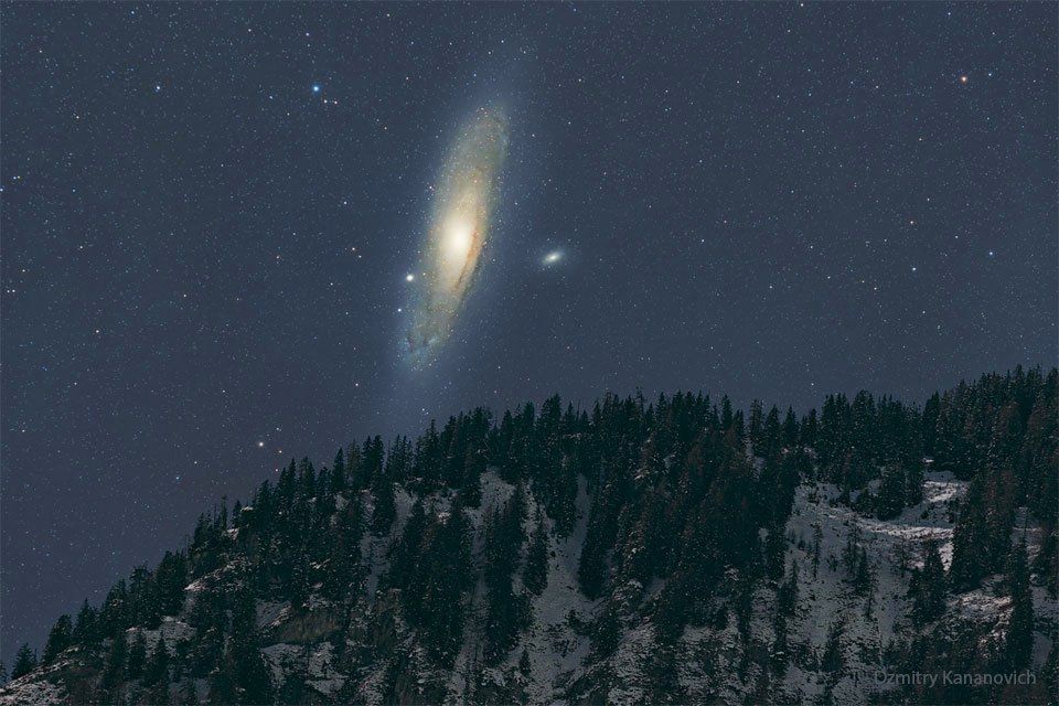 La galaxie d'Andromède remplit une grande partie du ciel au-dessus d'un paysage de montagne 