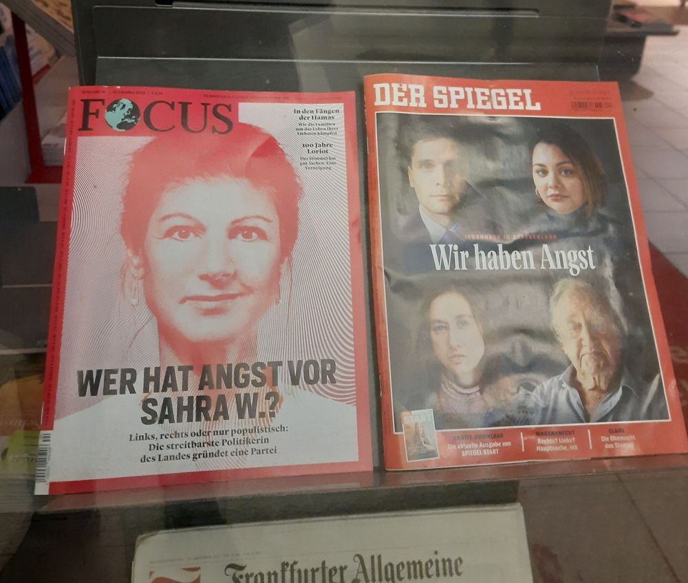 2 Zeitungen, die Titel: wer hat Angst vor Sahra Wagenknecht und Wir haben Angst in Bezug auf Antisemitismus