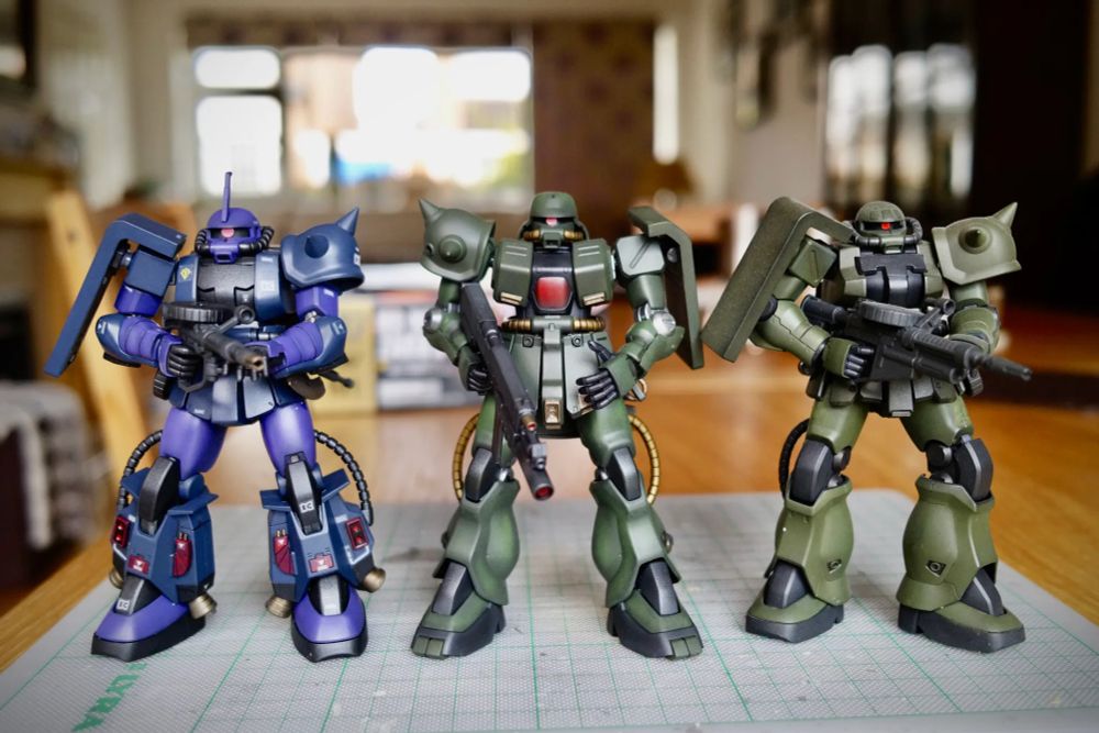 image comparing a custom HG high mobility zaku, an HG zaku fz and an HG zaku f2. even though the zaku fz is front and center in the image, it's easy to spot her limbs and shoulder armors being skinnier than than the f2's 
image source: https://itisagunpla.com/hg-ms-06r-1a-zaku-2-black-tri-star/ 