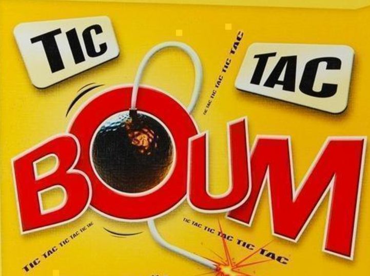 Visuel du jeu de société Tic Tac Boum: c'est écrit "tic tac" et "BOUM" en rouge, une bombe noire forme le "O" de "BOUM". Fond jaune