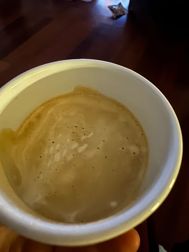 Sanırım en sevdiğim kahve..
Evde nespresso makinesi ile yaptığım espresso ve üzerine laktozsuz süt…Cordato mu macchiato mu süt miktarına göre ismi veriliyor ..🩶