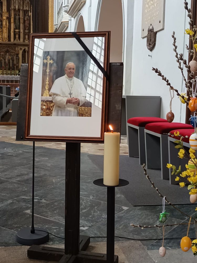 Foto Papst mit schwarzer Schleife
Kerze
