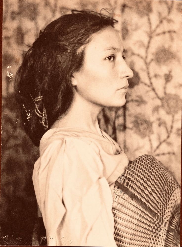 Zittkála-Šá in profile. Her hair had fully grown out after being shorn in missionary school.