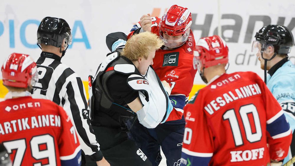 Lördagshockeyn hettade till i Helsingfors – målvakten och storstjärnan skadade sig då HIFK föll mot höstens flopplag