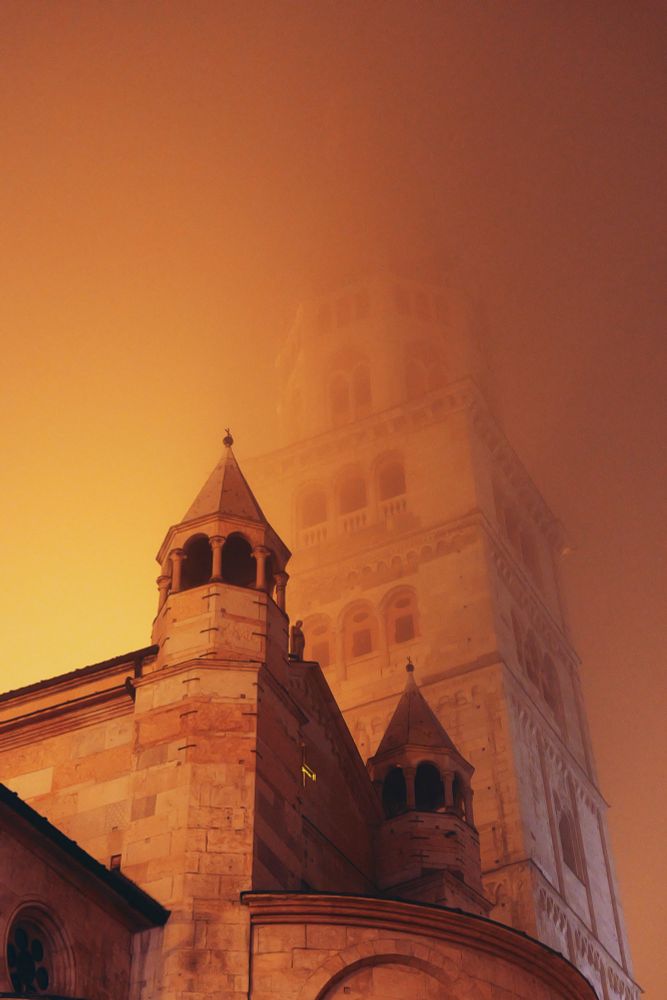 A picture of the Ghirlandina of the Duomo of Modena (Italy) engulfed in fog.