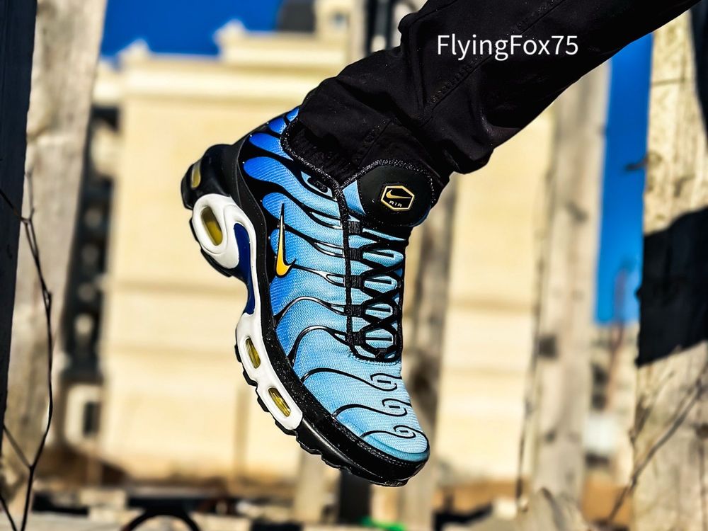 Sneaker TN Hyperblue dans un environnement de chantier