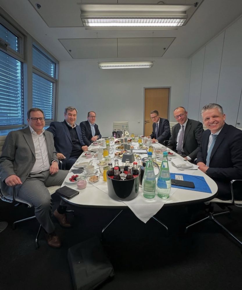 Foto von sechs weißen, männlichen Politikern der Union, die Gespräche über die kommende Bundesregierung führen.