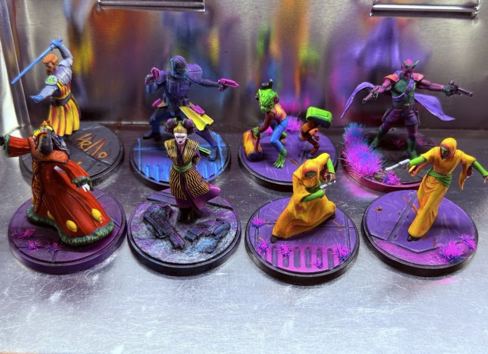 Star wars figures in various colors.