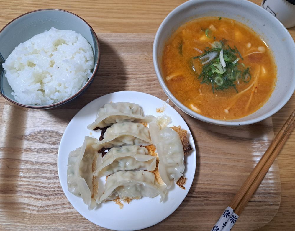 白米と餃子(6つ)と昨日の残りのキムチチゲ