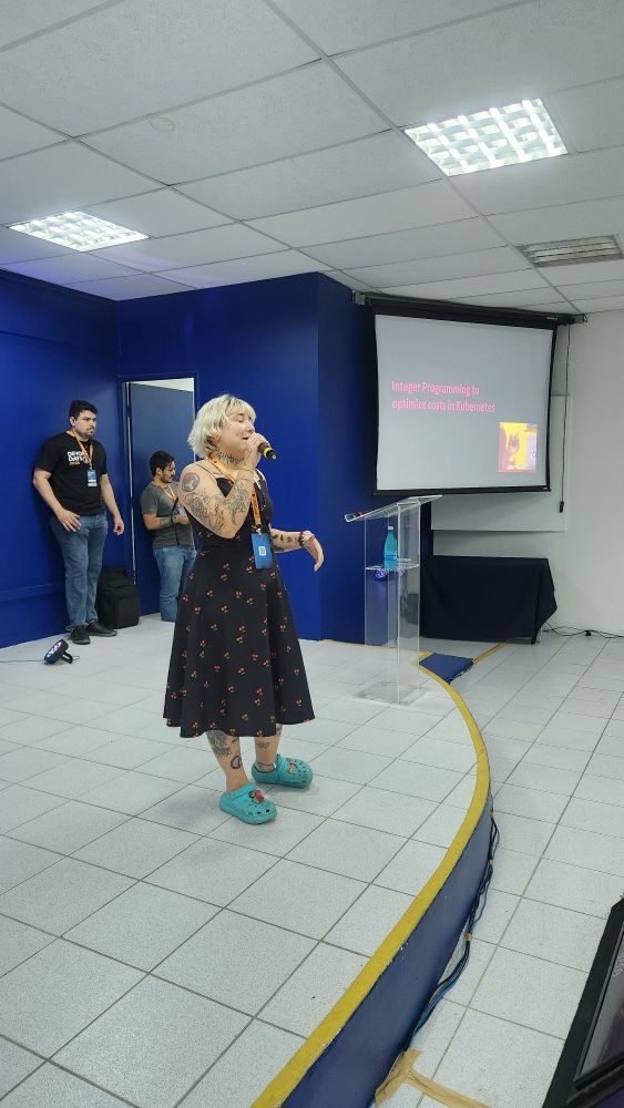 Camila Punk no palco do DevOpsDays Fortaleza