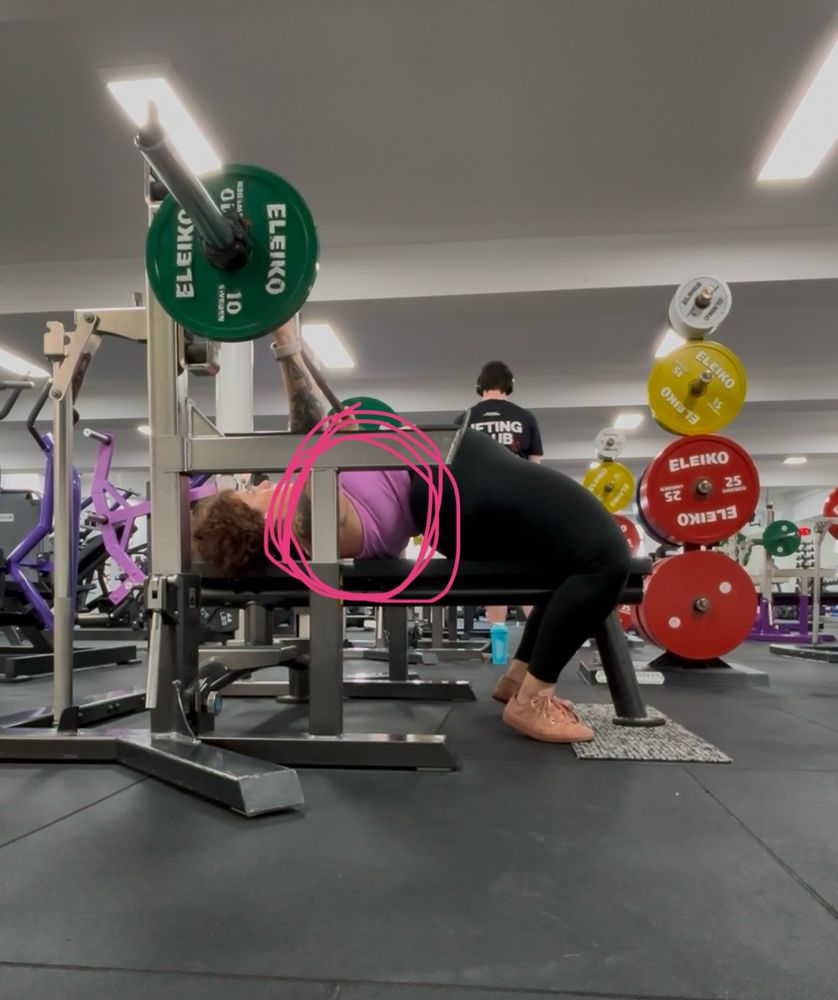Mia bench pressing, lats not engaged 