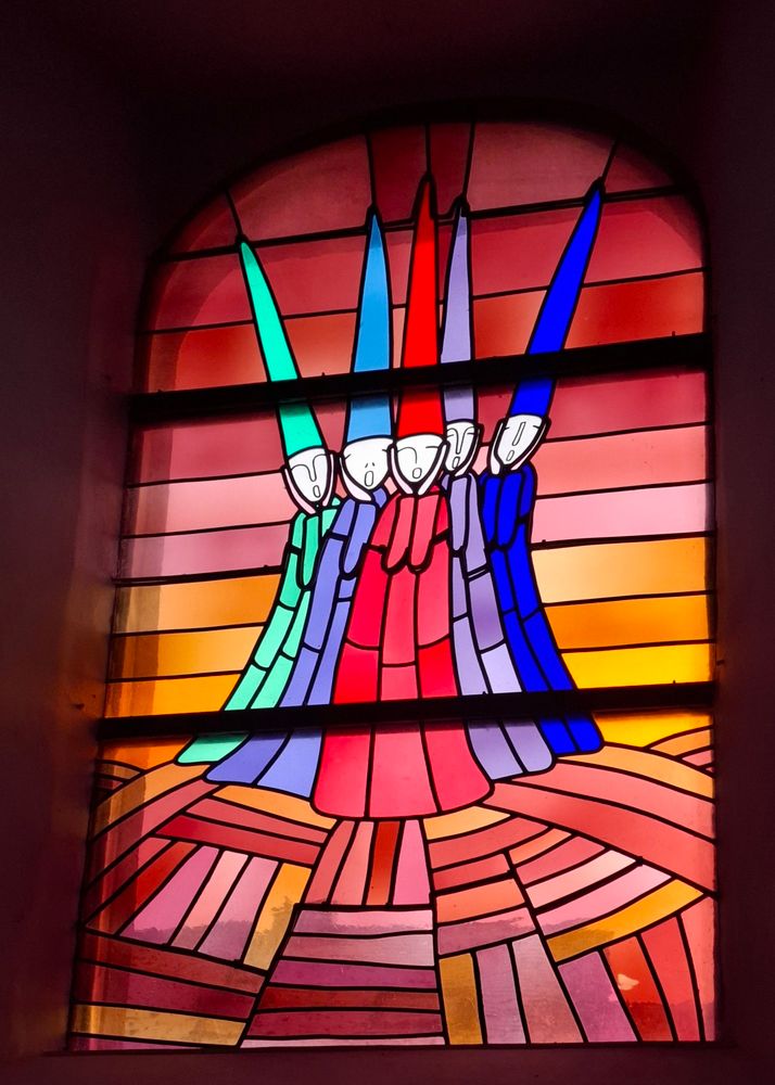 Vitrail dans les tons rouges illustrant le martyr de Saint-Étienne 