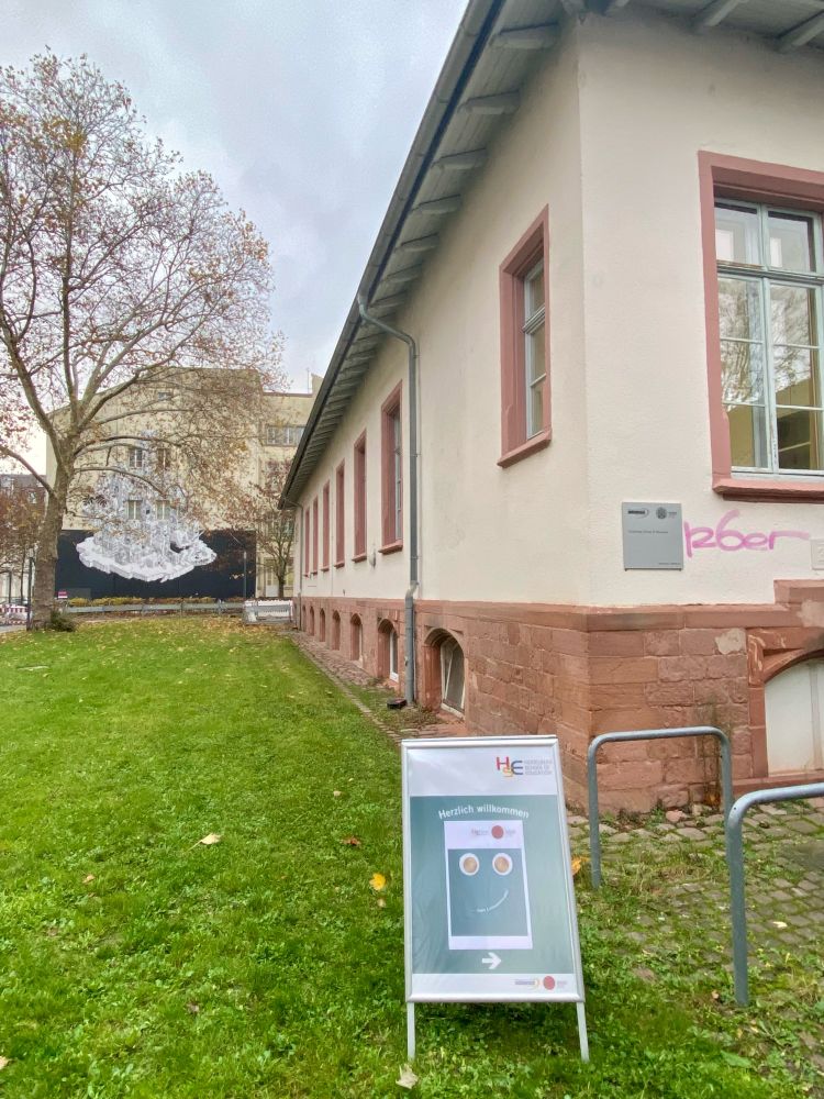Aufsteller mit Einladung zum Lehramtscafé vor dem Gebäude der Heidelberg School of Education.