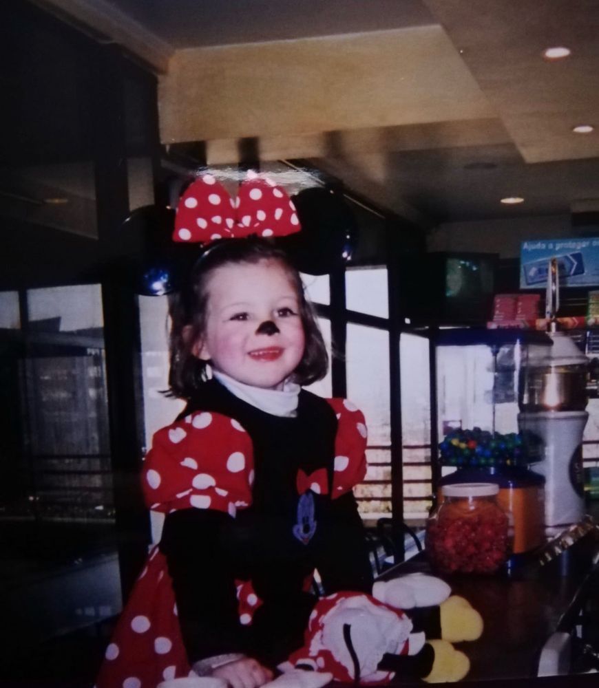 Fotografia de uma menina vestida de Minnie num cafe