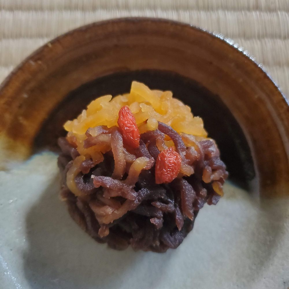 A brown and yellow kinton with red fruit mimicking a silver cock's comb.The owner of 'Nona' happened upon the flower whilst cleaning her family grave, and was inspired to create this sweet 'Oshorai-san' ('honored spirit').