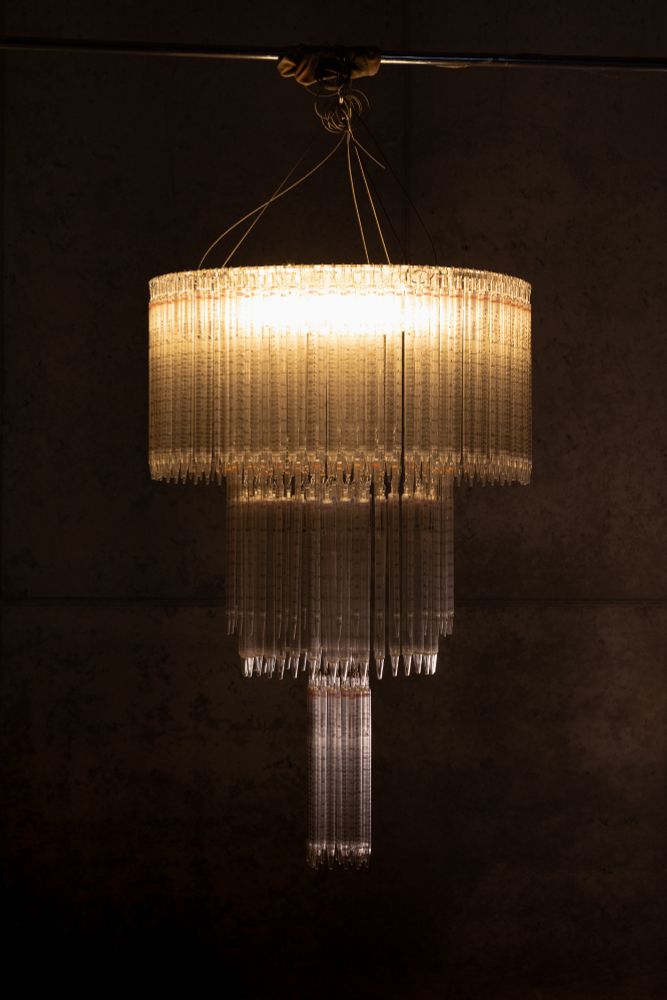 An elegant chandelier, which as you look more closely you realize is made of pipettes. Photo: Jürgen Hofmann 