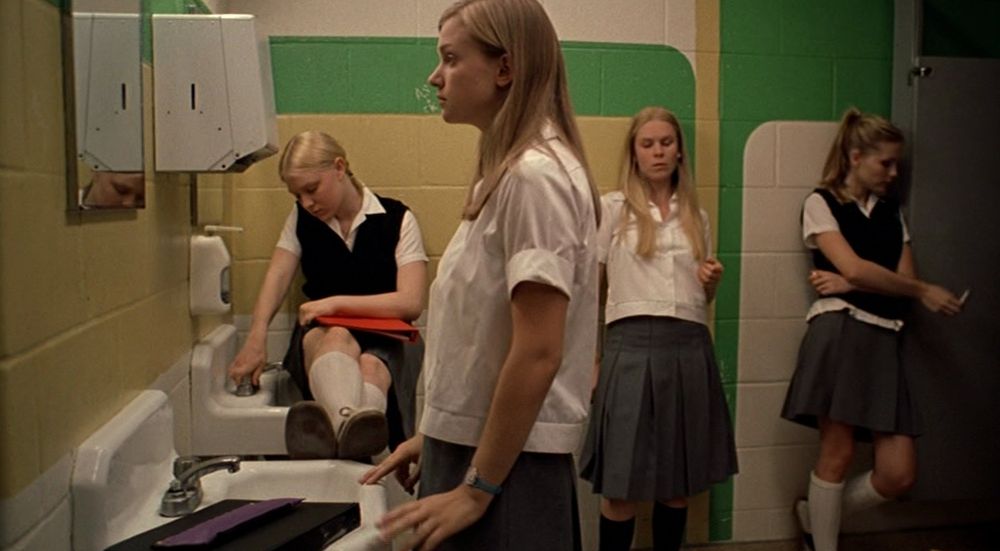 📽️ The Virgin Suicides  (1999)

Dir: Sofia Coppola
