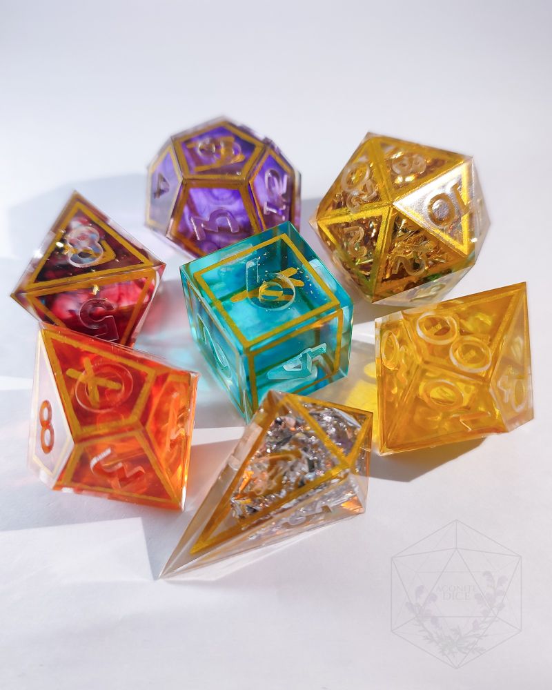 7  pieces dice set with golden frame and runes in every high face