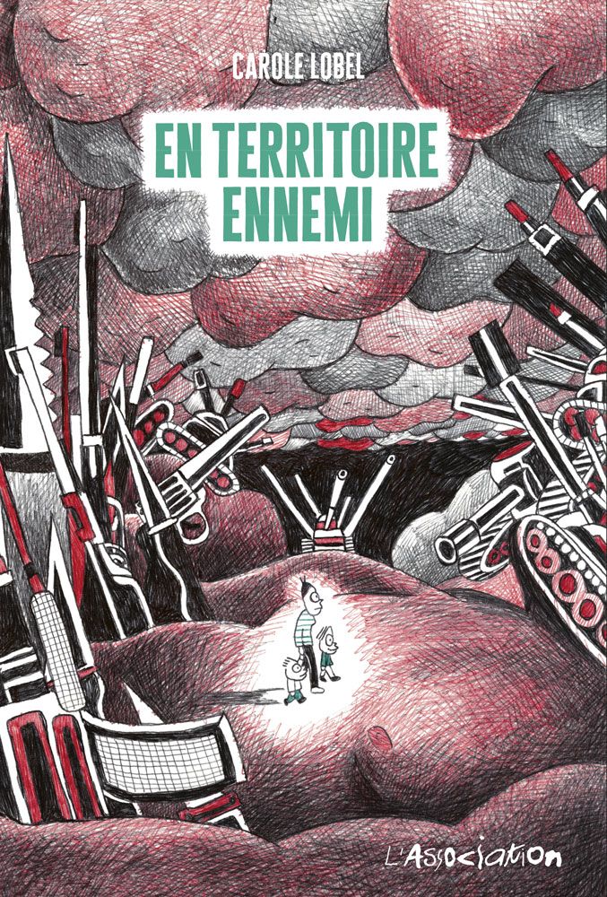 La couverture de la bande dessinée "En territoire ennemi" de Carole Lobel sur laquelle on voit l'autrice et ses deux fils marcher sur un corps entourés d'armes et de chars d'assaut, sous un ciel de nuages rougis 