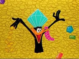 Daffy Duck nage dans une piscine de pièces d’or et porte une énorme émeraude en guise de chapeau.