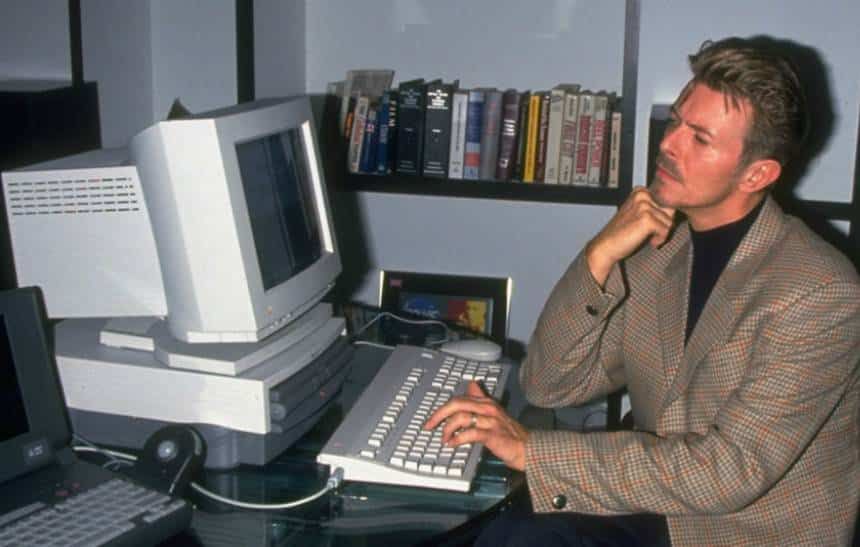 Foto de David Bowie usando um computador.