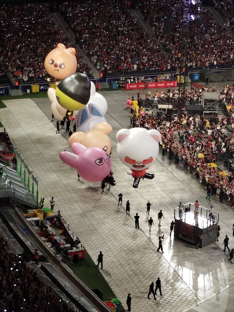 Globos de todos los personajes de Skzoo,siguiendo al grupo por el escenario mientras cantaban I Like It.