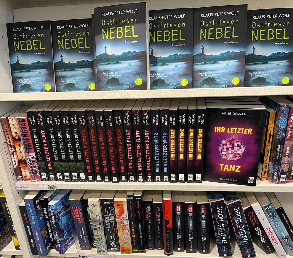 Bücherregal in einer Filiale von Thalia