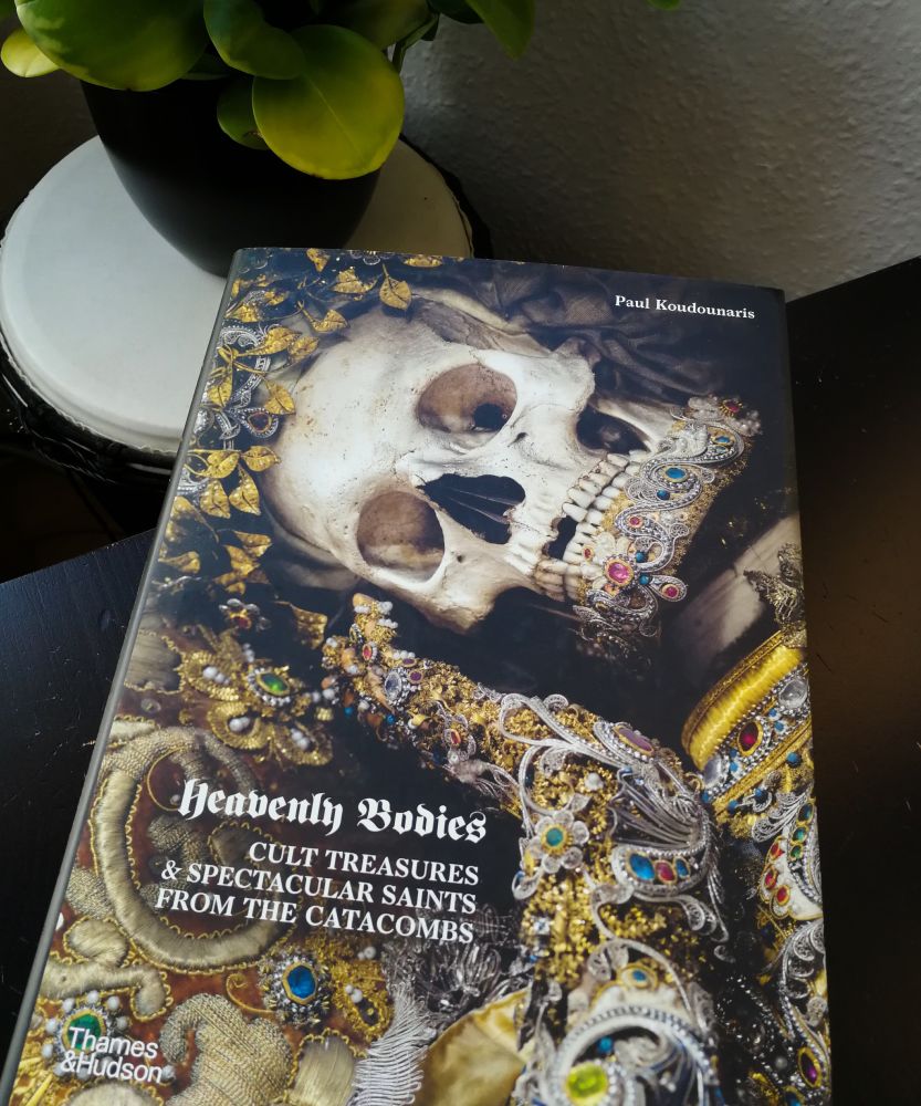 Das Buch "Heavenly Bodies" von Paul Koudounaris liegt auf einem Tisch.