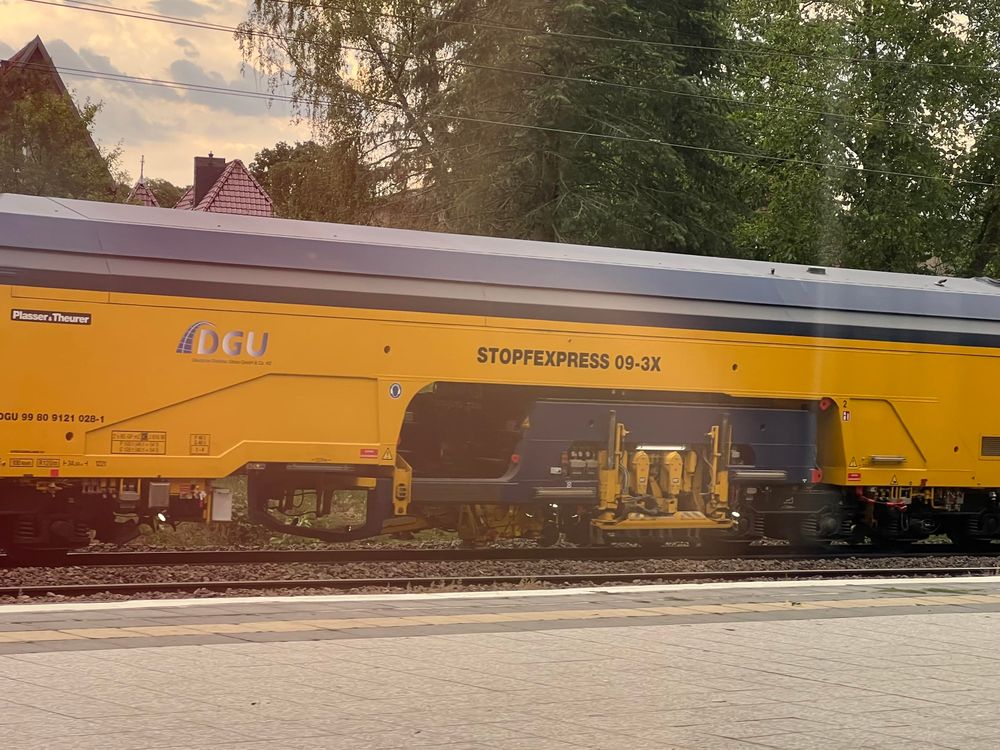 Ein Eisenbahn-Baufahrzeug mit dem Schriftzug „Stopfexpress“ 