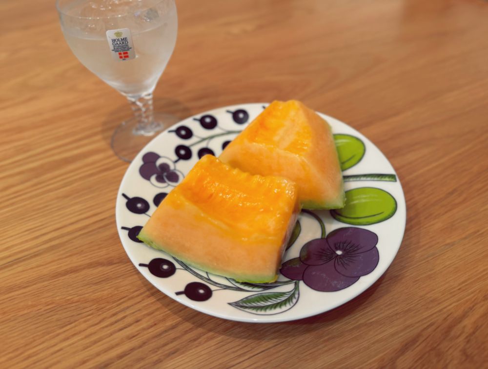 カットされた瑞々しい赤肉メロンの写真🍈