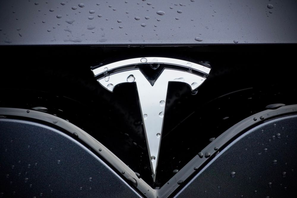 Blandade Asienbörser avslutar veckan – svagare krona och guldet tillbaka på rekordnivå – Tesla och Musk lanserade ny vaporware