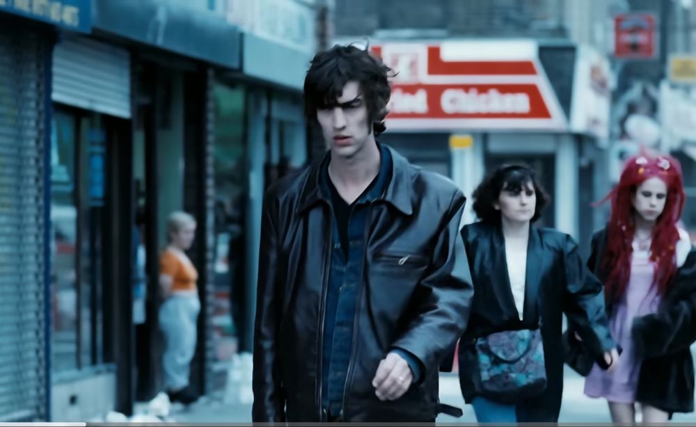 Screenshot aus dem Video bitter sweet symphony - der Sänger läuft singend die Straße lang