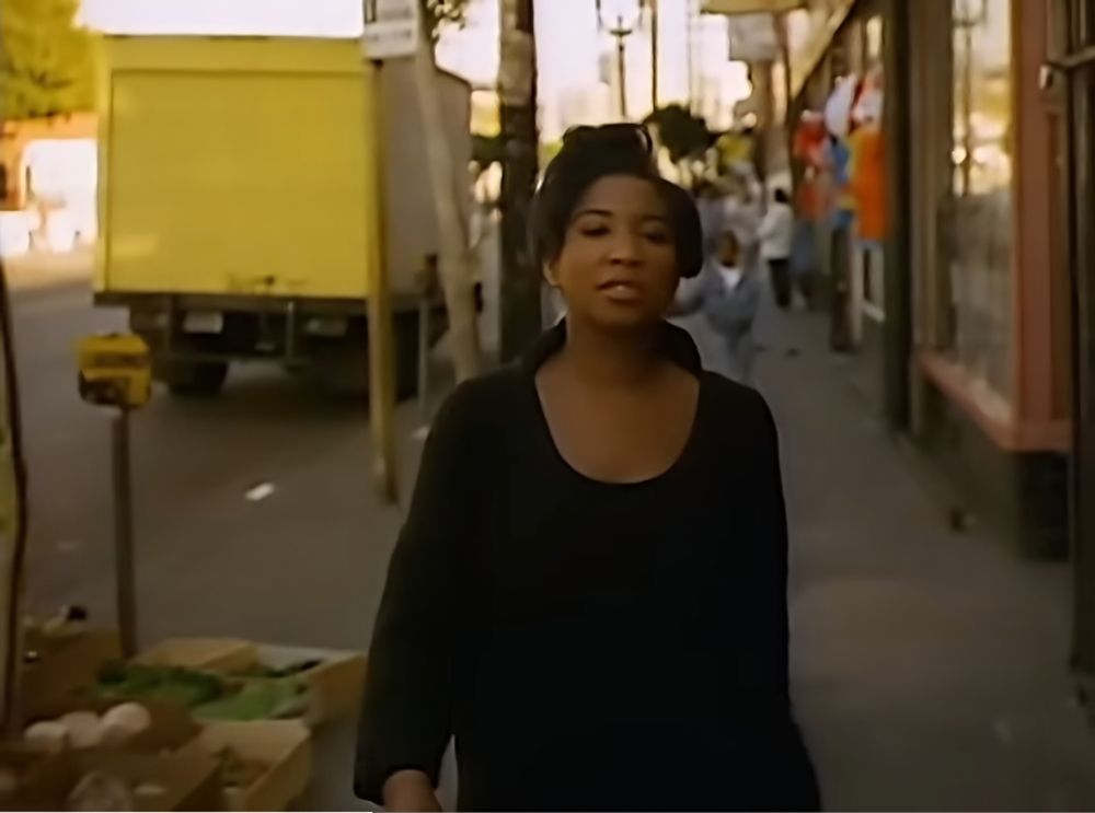 Screenshot aus dem Video unfinished symphony - die Sängerin läuft singend die Straße lang
