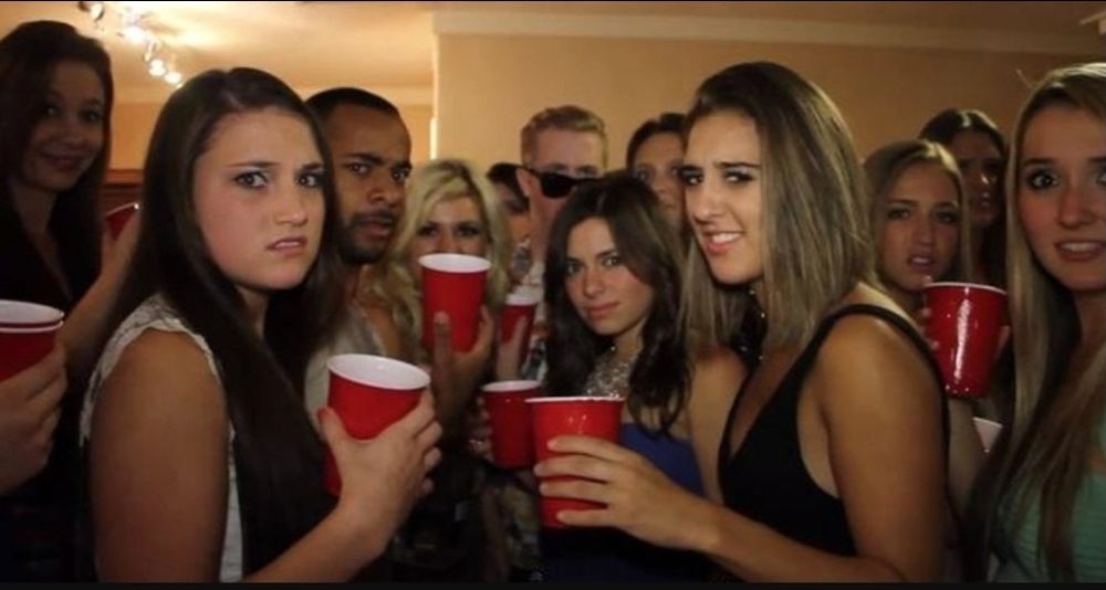 Awkward Party Reaction meme: viele Leute die auf einer Party mit Bechern in der Hand zusammen rumstehen und die dazu kommende Person skeptisch anstarren