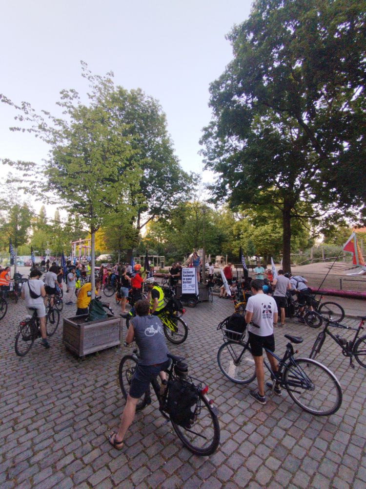 Teilnehmende einer Fahrraddemo in einer verkehrsberuhigten Zone.