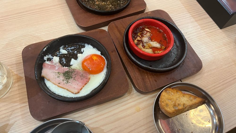 こんだけ美味くて安いとベーコンエッグまで追加しちゃうのも已む無し。